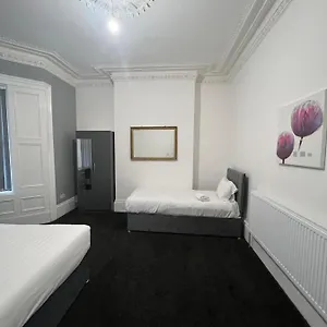  Holiday home 4 Bedroom Large & Modern Private House Location